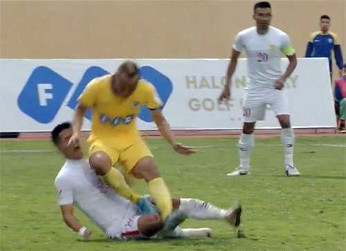 Công Vinh cay đắng tố trọng tài thổi kiểu cá lớn hiếp cá bé - 1