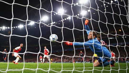 Số lần Arsenal thắng rất hiếm hoi, song tính 5 mùa giải qua, họ đều chết bởi Bayern