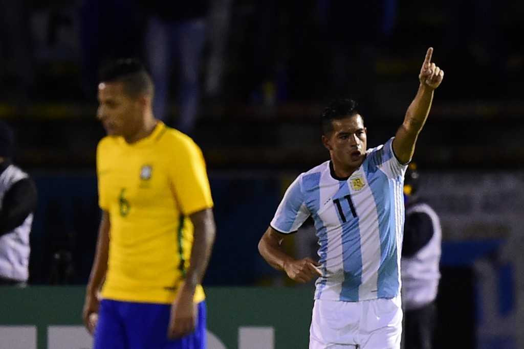 U20 Argentina cầm hòa Brazil ở lượt đấu áp trót, qua đó loại đội bóng áo vàng để giành vé dự vòng chung kết FIFA U20 World Cup 2017.