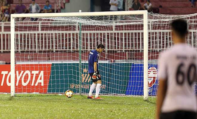 Chan-chinh-bong-da-chuyen-nghiep-can-ca-he-thong-vao-cuoc