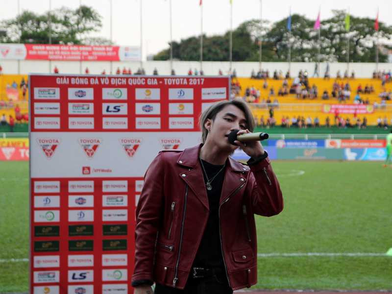 Sơn Tùng MTP mang vận may về cho đội bóng của Công Vinh