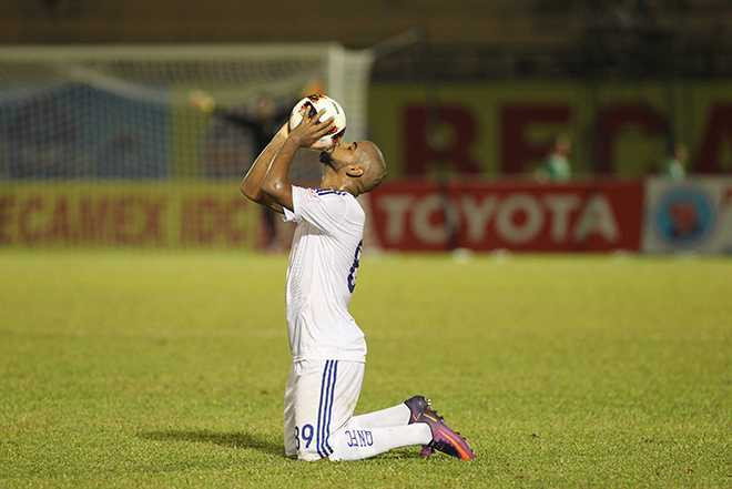 HLV Hữu Thắng hành động bất ngờ khi Bình Dương, Quảng Nam ru ngủ khán giả - Ảnh 5.