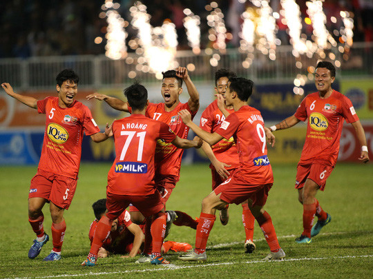 Nhiều cầu thủ HAGL đang đóng vai trò nòng cốt ở tuyển Quốc gia bởi HLV Hữu Thắng muốn xây dựng một đội tuyển chơi theo phong cách ban bật mềm mại và làm say đắm người hâm mộ