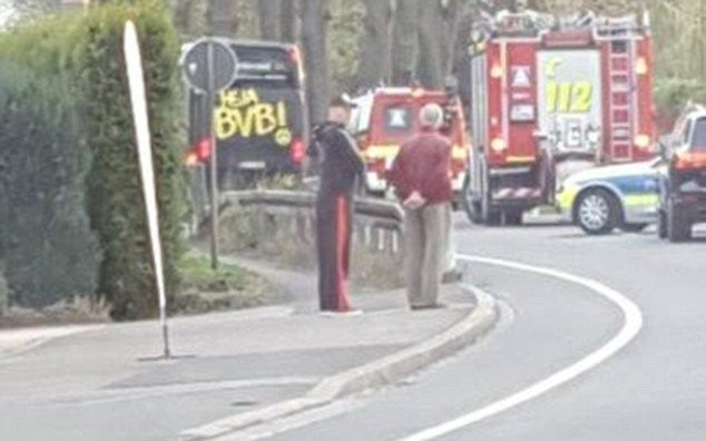 Hinh anh No xe bus cho doi Dortmund nghi bi khung bo, hoan tran Dortmund vs Monaco 4