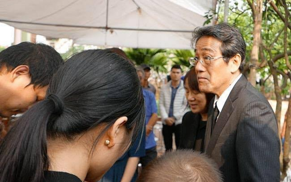 Hinh anh Dai su Nhat Ban den tham hoi nha be gai Viet bi sat hai