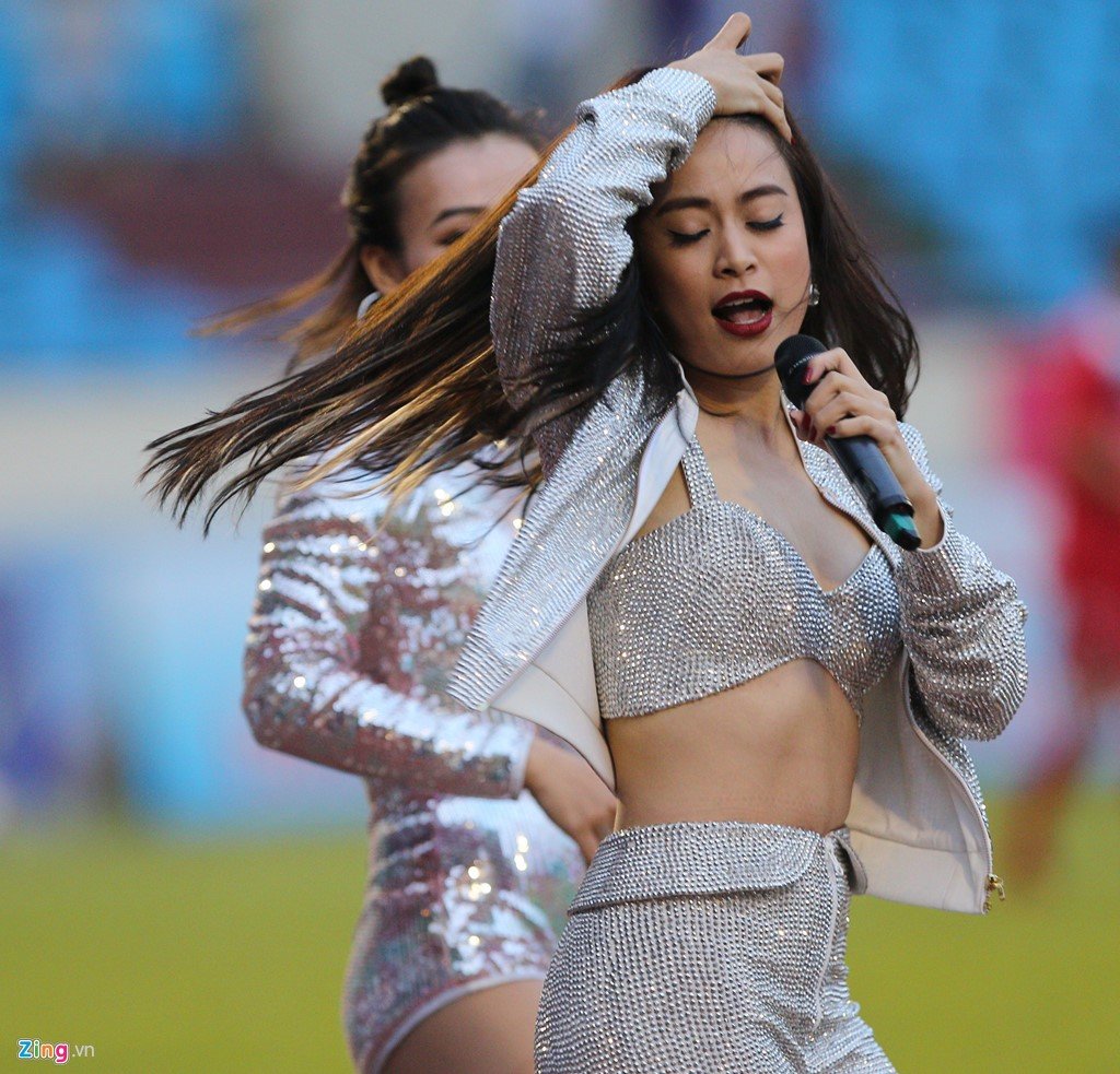 Hoang Thuy Linh khuay dong tran HAGL lam khach tren san Cam Pha hinh anh 1