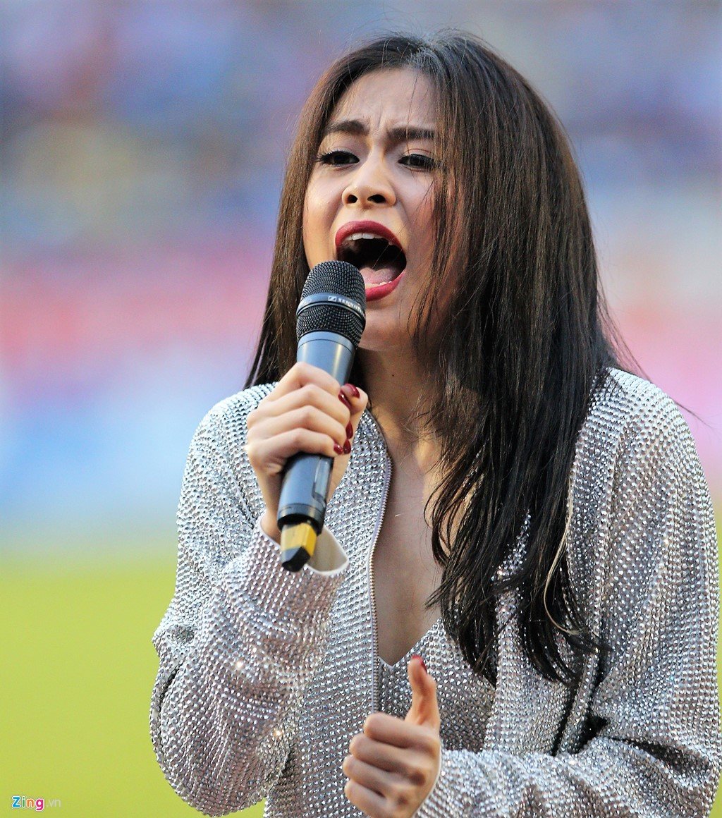 Hoang Thuy Linh khuay dong tran HAGL lam khach tren san Cam Pha hinh anh 3