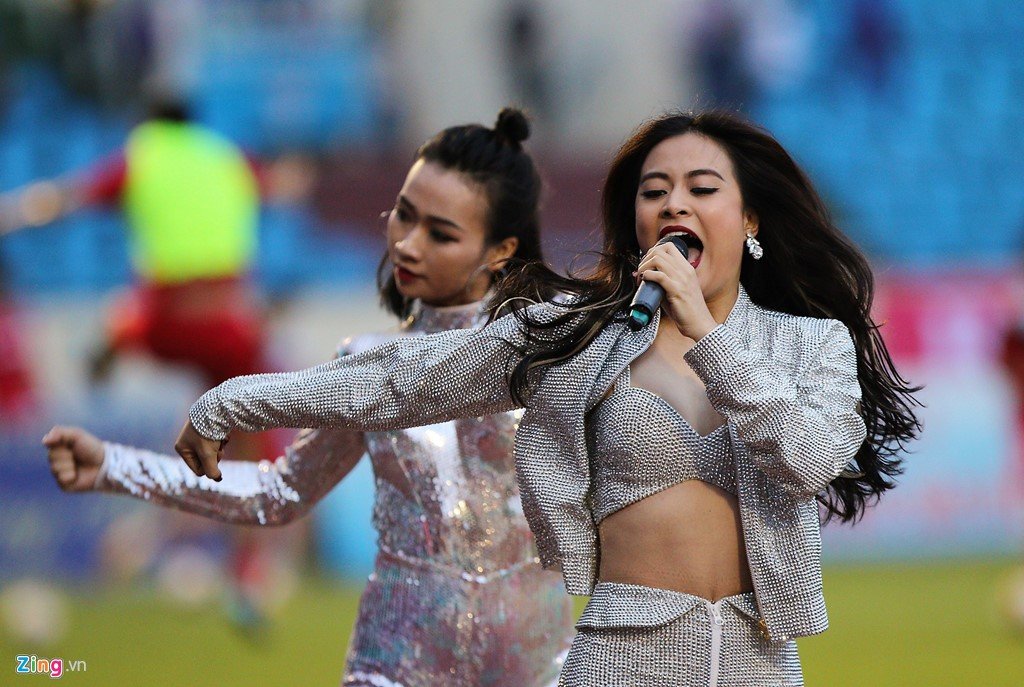 Hoang Thuy Linh khuay dong tran HAGL lam khach tren san Cam Pha hinh anh 4