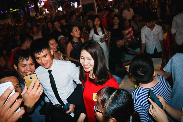 cong-vinh-het-minh-cung-fan-trong-dem-dai-nhac-hoi-6