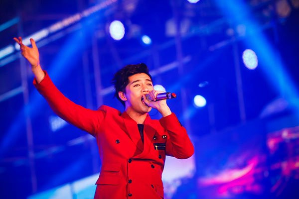 cong-vinh-het-minh-cung-fan-trong-dem-dai-nhac-hoi-4