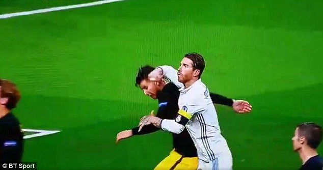 Hinh anh Ronaldo co viet vi o tinh huong ghi ban dau tien? 13