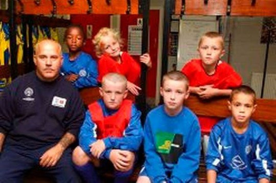 Ron Jamieson (bìa trái) là người có công lập nên học viện đào tạo trẻ Fletcher Moss 