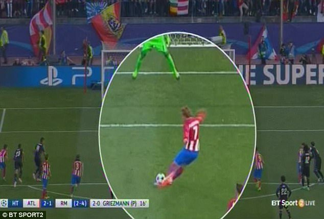 Hinh anh Trong tai pham sai lam trong qua penalty cua Griezmann - Cup Chau Au