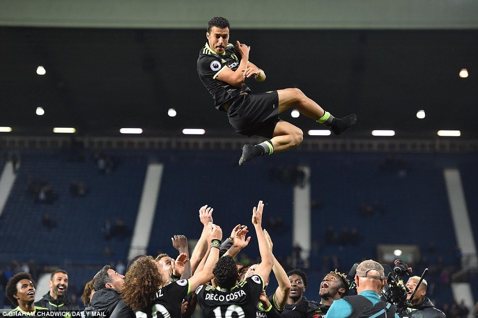 Hinh anh Video: Cac cau thu Chelsea phan khich an mung voi chuc vo dich Ngoai hang Anh 9