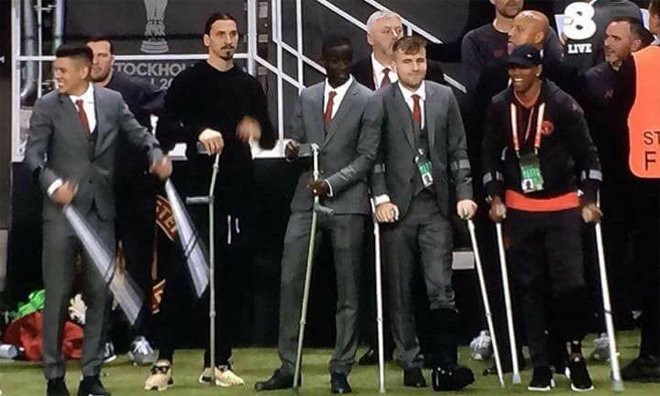 Hinh anh Biet doi chong nang cua MU ‘lam loan’ buc vinh quang Europa League 19