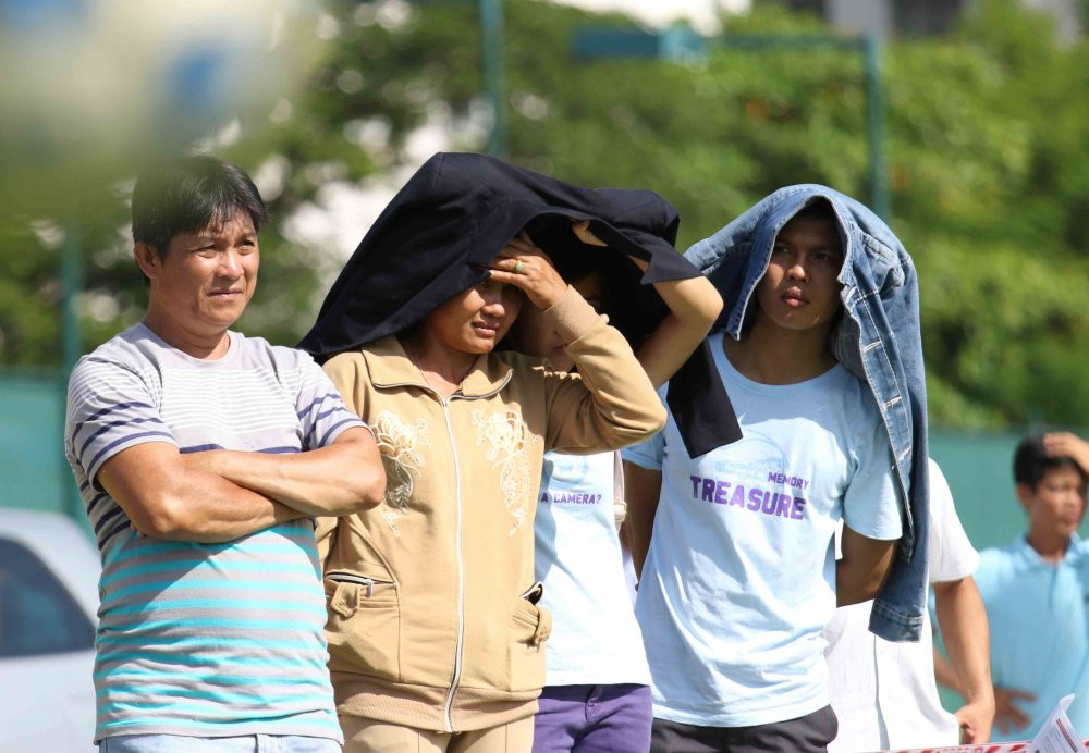 Phu huynh doi nang cho con di thi .jpg13