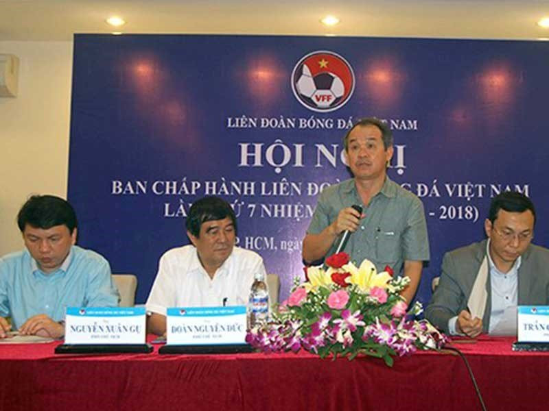 Khi bầu Đức và HLV Hữu Thắng lỡ leo lưng cọp… - ảnh 1