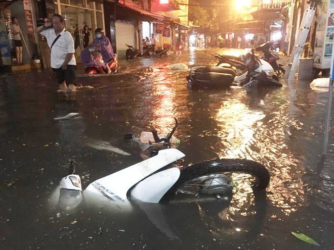 Phố Tây Tạ Hiện ngập kinh hoàng sau mưa lớn, xe máy ngâm nước la liệt! - Ảnh 9.
