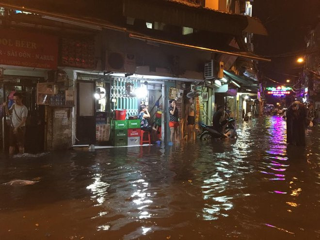 Phố Tây Tạ Hiện ngập kinh hoàng sau mưa lớn, xe máy ngâm nước la liệt! - Ảnh 1.
