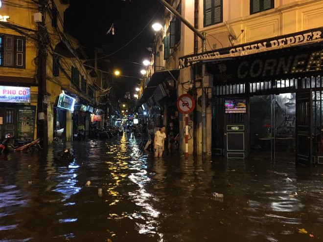 Phố Tây Tạ Hiện ngập kinh hoàng sau mưa lớn, xe máy ngâm nước la liệt! - Ảnh 2.