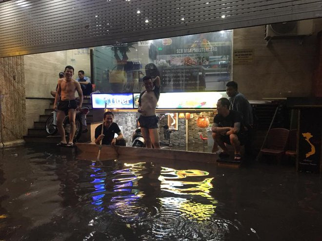 Phố Tây Tạ Hiện ngập kinh hoàng sau mưa lớn, xe máy ngâm nước la liệt! - Ảnh 5.