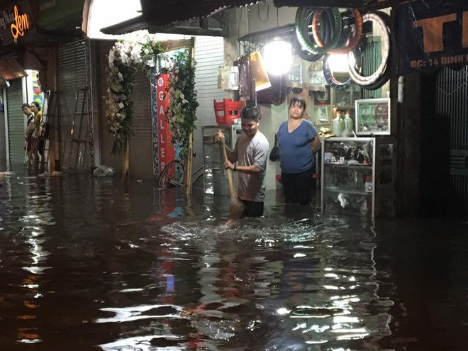 Phố Tây Tạ Hiện ngập kinh hoàng sau mưa lớn, xe máy ngâm nước la liệt! - Ảnh 12.