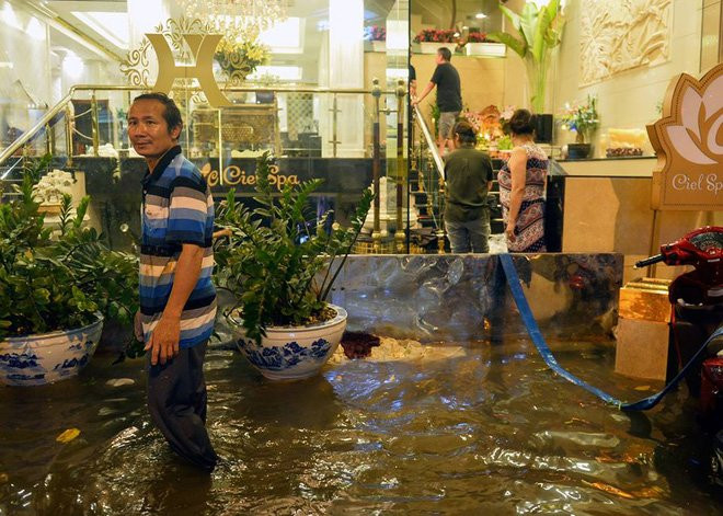 Phố Tây Tạ Hiện ngập kinh hoàng sau mưa lớn, xe máy ngâm nước la liệt! - Ảnh 16.