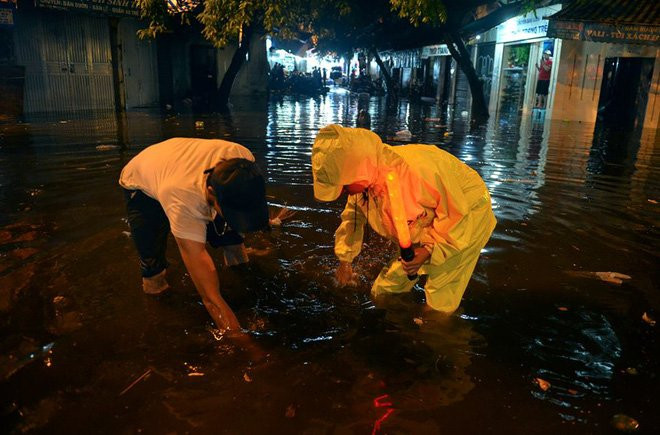 Phố Tây Tạ Hiện ngập kinh hoàng sau mưa lớn, xe máy ngâm nước la liệt! - Ảnh 15.