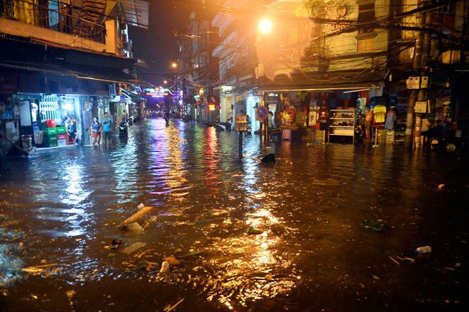 Phố Tây Tạ Hiện ngập kinh hoàng sau mưa lớn, xe máy ngâm nước la liệt! - Ảnh 3.