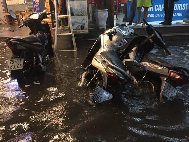 Phố Tây Tạ Hiện ngập kinh hoàng sau mưa lớn, xe máy ngâm nước la liệt! - Ảnh 10.