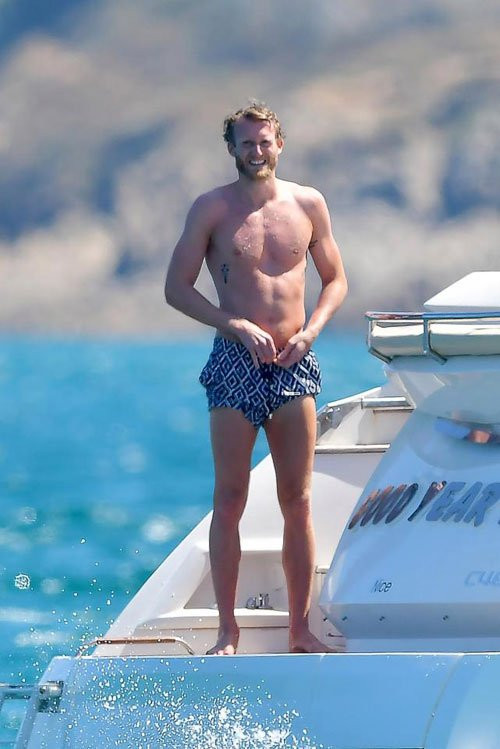 sao-duc-khoe-ban-gai-moi-trong-ky-nghi-2