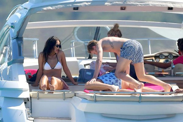 sao-duc-khoe-ban-gai-moi-trong-ky-nghi-3