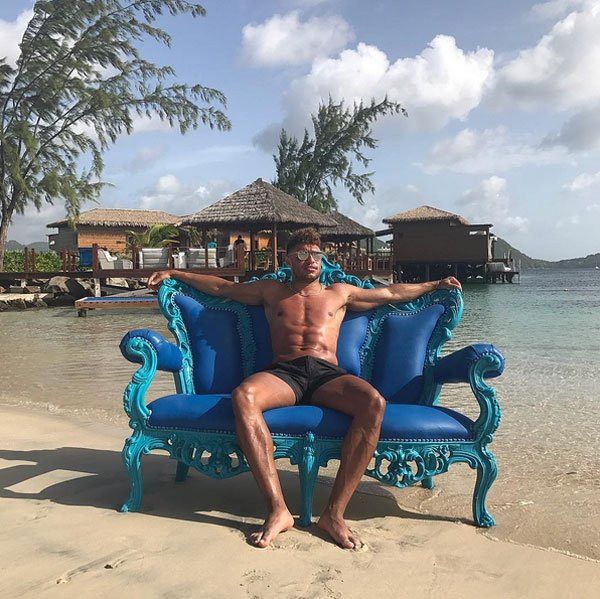 ban-gai-sao-arsenal-lien-tuc-khoe-than-hinh-boc-lua-9