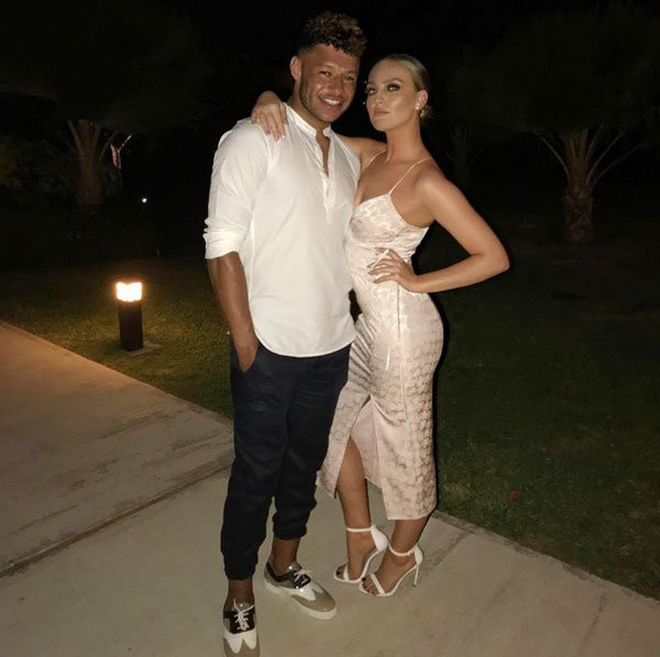 ban-gai-sao-arsenal-lien-tuc-khoe-than-hinh-boc-lua-1