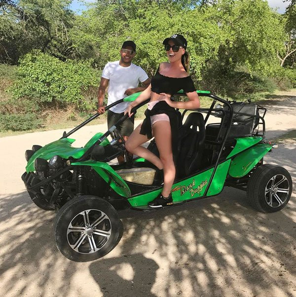 ban-gai-sao-arsenal-lien-tuc-khoe-than-hinh-boc-lua-2