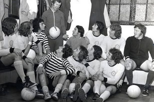 Chuyện chưa bao giờ kể về Sir Alex Ferguson: Mở quán nhậu, học bí kíp cầm quân - Ảnh 1.