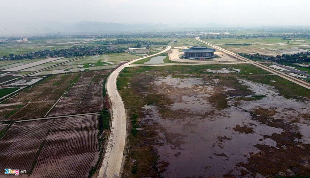 Nha thi dau 1.000 ty xay xong bo khong giua canh dong hinh anh 5