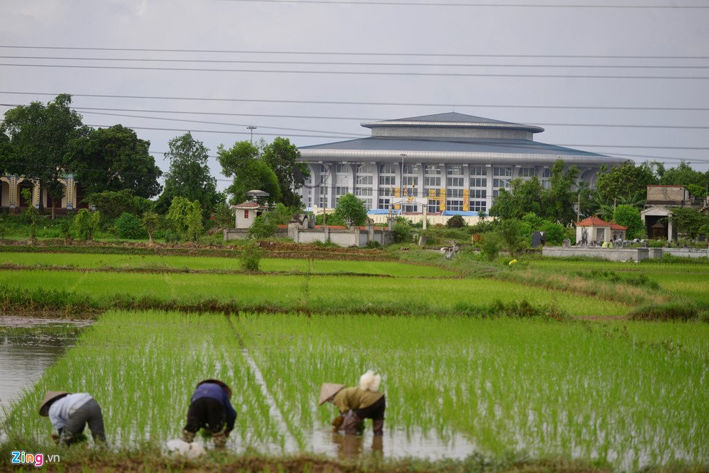 Nha thi dau 1.000 ty xay xong bo khong giua canh dong hinh anh 12