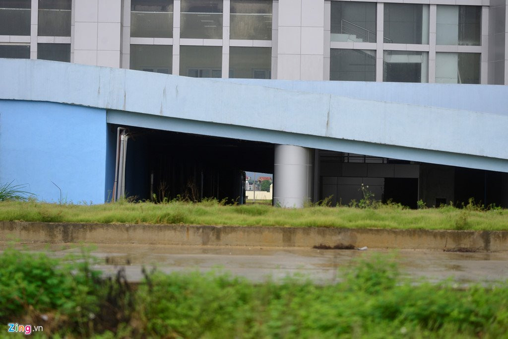 Nha thi dau 1.000 ty xay xong bo khong giua canh dong hinh anh 13