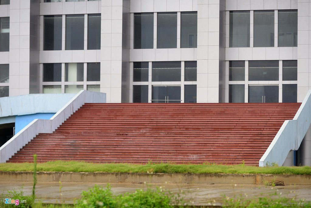 Nha thi dau 1.000 ty xay xong bo khong giua canh dong hinh anh 14