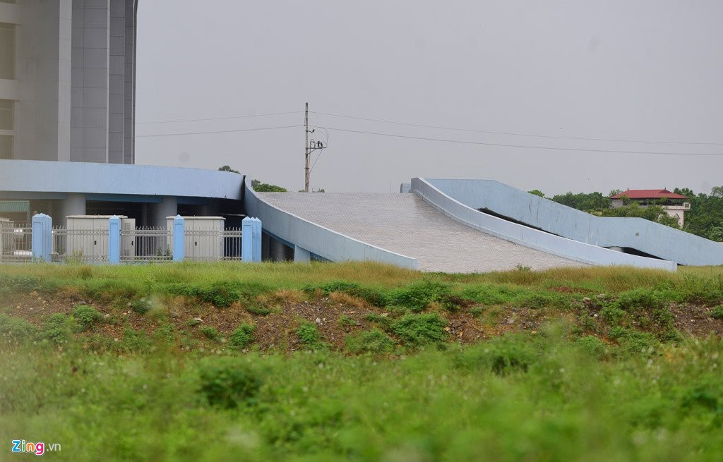 Nha thi dau 1.000 ty xay xong bo khong giua canh dong hinh anh 15