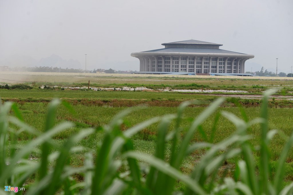 Nha thi dau 1.000 ty xay xong bo khong giua canh dong hinh anh 4