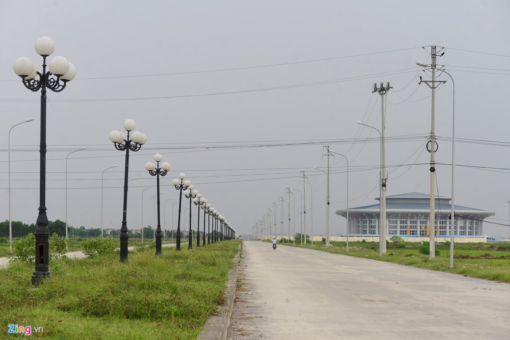 Nha thi dau 1.000 ty xay xong bo khong giua canh dong hinh anh 6