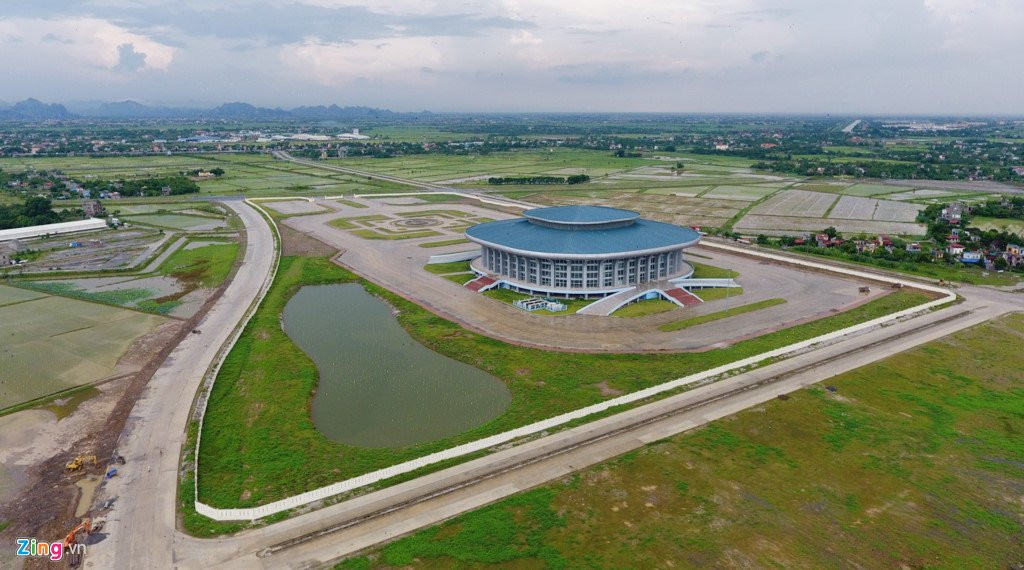 Nha thi dau 1.000 ty xay xong bo khong giua canh dong hinh anh 1