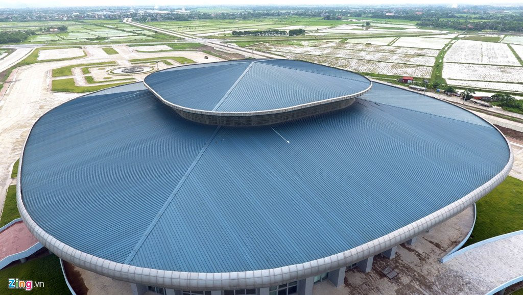 Nha thi dau 1.000 ty xay xong bo khong giua canh dong hinh anh 9