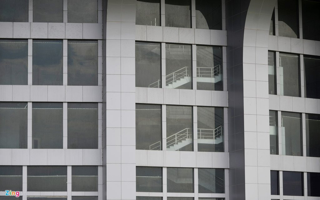 Nha thi dau 1.000 ty xay xong bo khong giua canh dong hinh anh 11