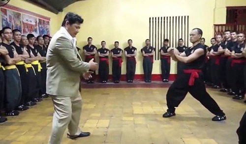 vo-su-huynh-tuan-kiet-lap-phai-tu-chuyen-mot-chiec-ao-1