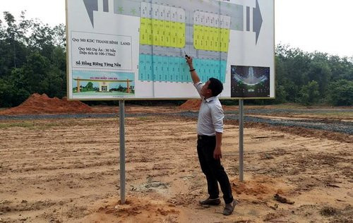 Một công ty gom đất người dân tự làm dự án, dù chưa hoàn thiện cơ sở hạ tầng nhưng vẫn rao bán với giá 500 triệu/ 100m2. Ảnh: Phước Tuấn