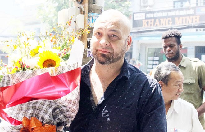 Flores: 'Neu bi phong dien thi toi bai vo su Kiet lam su phu' hinh anh 1