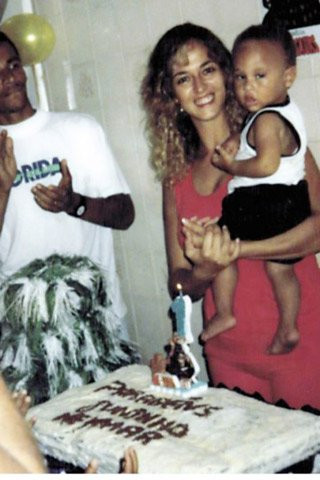 Neymar trong vòng tay mẹ hồi sinh nhật 1 tuổi